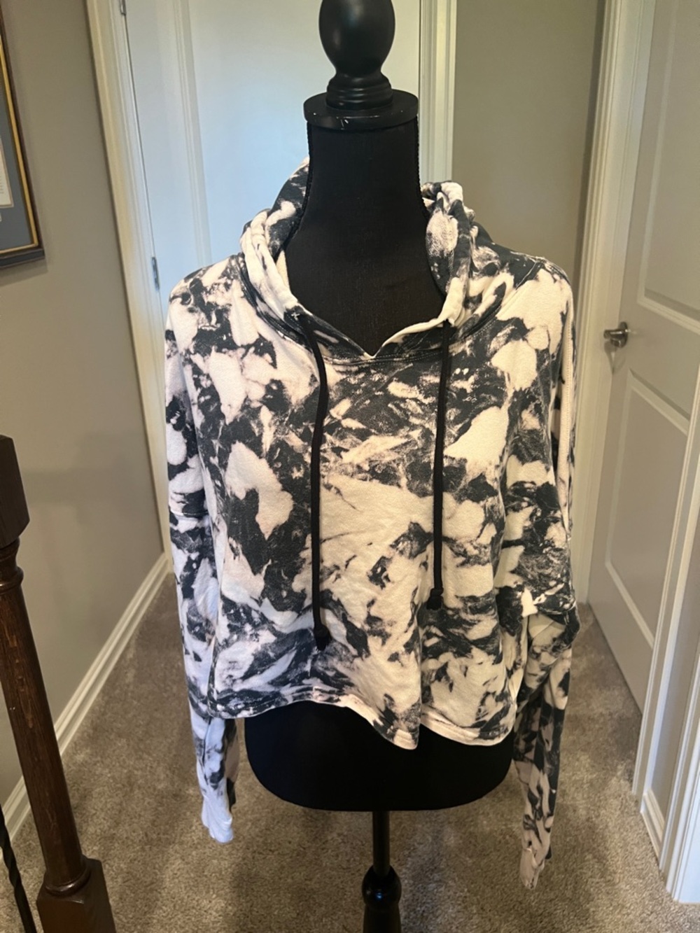 Forever 21 Black & White Marble Tie-Dye Cropped Hoodie